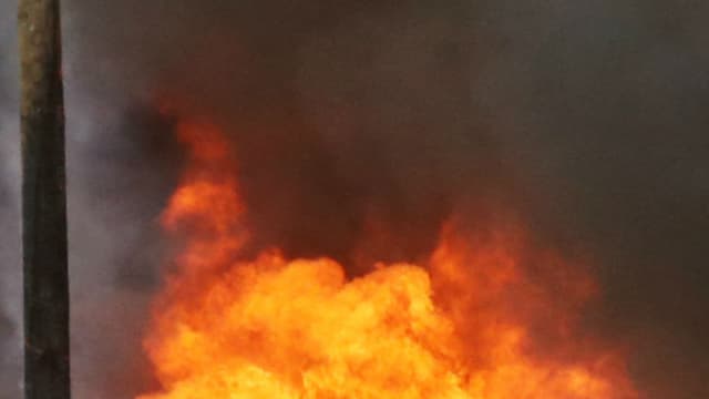 De multiples incendies sont en cours dans la "Jungle" de Calais. 