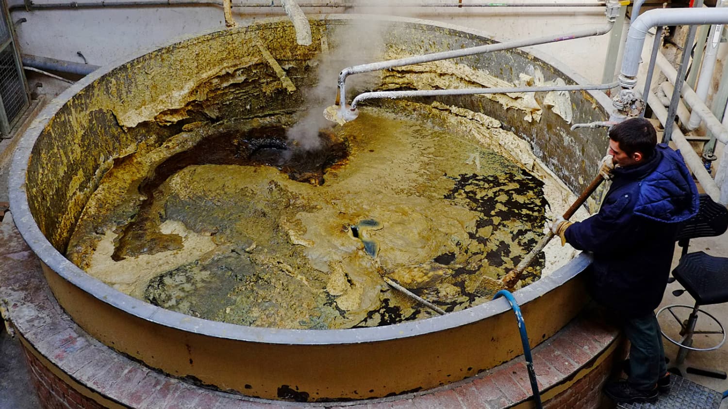 De l'huile, de l'eau et cuite dans ce type de chaudron durant 10 jours, voilà la recette traditionnelle du savon de Marseille. De l'huile, de l'eau et cuite dans ce type de chaudron durant 10 jours, voilà la recette traditionnelle du savon de Marseille.