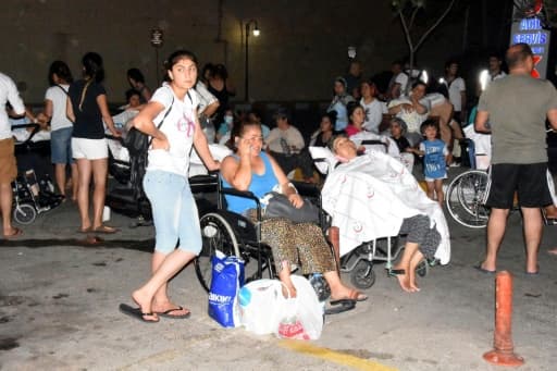 Des personnes reçoivent des soins dans le jardin de l'hôpital de Bodrum au sud-ouest de la Turquie, le 21 juillet 2017 Des personnes reçoivent des soins dans le jardin de l'hôpital de Bodrum au sud-ouest de la Turquie, le 21 juillet 2017