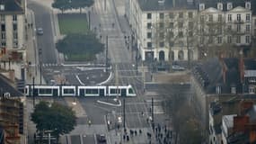 Un tramway circule dans Nantes, le 6 janvier 2017