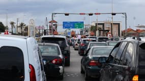 Des bouchons à l'entrée de Sidon, au sud du Liban, le 27 novembre 2024