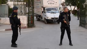 Des policiers tunisiens devant le musée du Bardo, le 23 mars, à Tunis, cinq jours après l'attentat sanglant qui a fait 22 morts. 