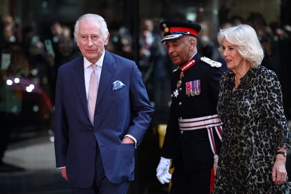 Le roi Charles III et son épouse la reine Camilla le 30 avril 2024 lors d'une visite au centre de traitement du cancer Macmillan de l'University College Hospital de Londres.