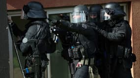 Des membres du Raid participent à une simulation d'attaque terroriste, à l'école de police de Draveil, le 21 mars 2024 dans l'Essonne. Photo d'illustration 
