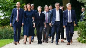 La délégation du Nouveau Front populaire, avec en son centre Lucie Castets, candidate du NFP à Matignon, à son arrivée à l'Elysée le 23 août 2024