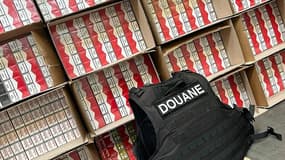 Des cigarettes de contrebande saisies par les douanes françaises dans un camion circulant sur l'autoroute A4, le 21 octobre 2023.