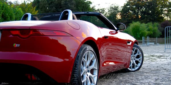 Il y a longtemps qu'une Jaguar n'avait pas si bien allié personnalité et modernisme. Il y a longtemps qu'une Jaguar n'avait pas si bien allié personnalité et modernisme.