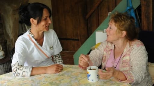 Les aides à domicile, dont les auxiliaires de vie auprès des personnes âgées vont bénéficier d'un "tarif plancher" 
