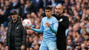Joao Cancelo avec Pep Guardiola lors de Manchester City-Liverpool en Premier League, le 10 avril 2022