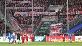Les joueurs du Bayern demandent à leurs fans de retirer une banderole insultant Dietmar Hopp, propriétaire d'Hoffenheim