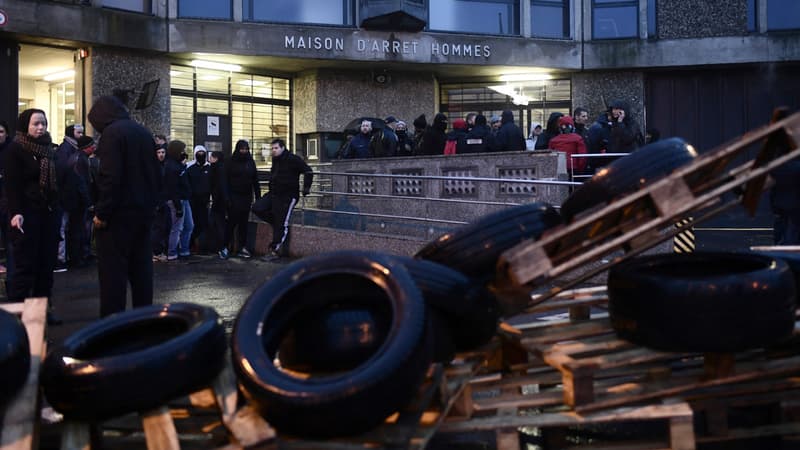 Les surveillants ont bloqué la prison de Fleury-Mérogis, dans le cadre d'une mobilisation nationale pour dénoncer un manque de moyens.