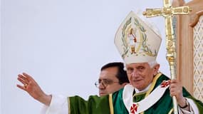 Le pape Benoît XVI, en visite dimanche en Calabre, dans le sud de l'Italie, a dénoncé les crimes de la mafia locale, la 'Ndrangheta. /Photo prise le 9 octobre 2011/REUTERS/Max Rossi