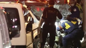 Des policiers inspectent la voiture qui a foncé sur la foule à Tokyo le 1er janvier 2019