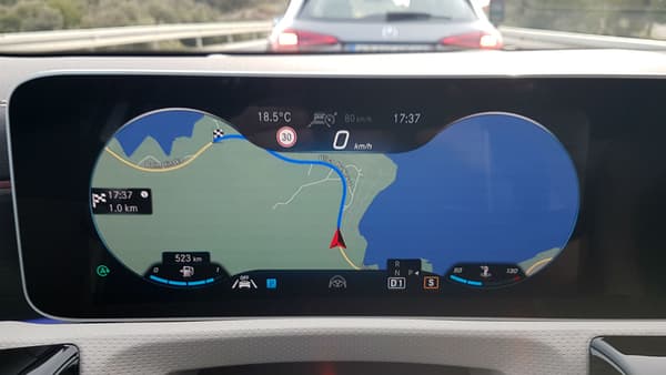 L'écran des compteurs est entièrement personnalisable: on peut vraiment mettre les infos de son choix sur les trois zones ou avoir la navigation et juste un indicateur de vitesse.