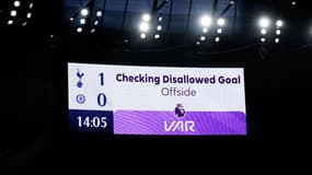Le recours au VAR lors du match Tottenham-Chelsea (1-4, 11e journée de Premier League), le 6 novembre 2023