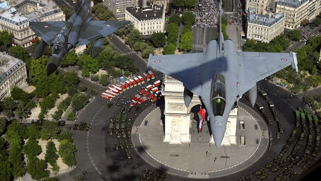 Un Mirage 2000 (à gauche), derrière un Rafale.