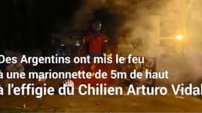 Une marionnette d'Arturo Vidal brûlé en Argentine