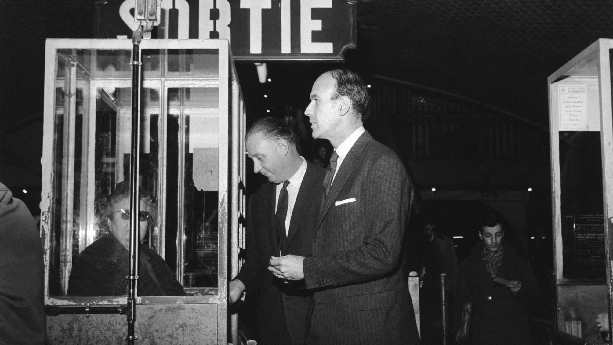 Valéry Giscard d'Estaing, alors ministre de l'Économie et des Finances de Georges Pompidou, dans le métro parisien le 5 février 1946. Valéry Giscard d'Estaing, alors ministre de l'Économie et des Finances de Georges Pompidou, dans le métro parisien le 5 février 1946.