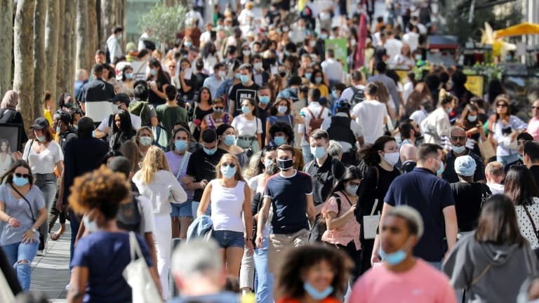 Sur l'avenue des Champs Elysees à Paris, le 27 août 2020, à la veille de l'extension de l'obligation du port du masque à toute la capitale française (PHOTO D'ILLUSTRATION)