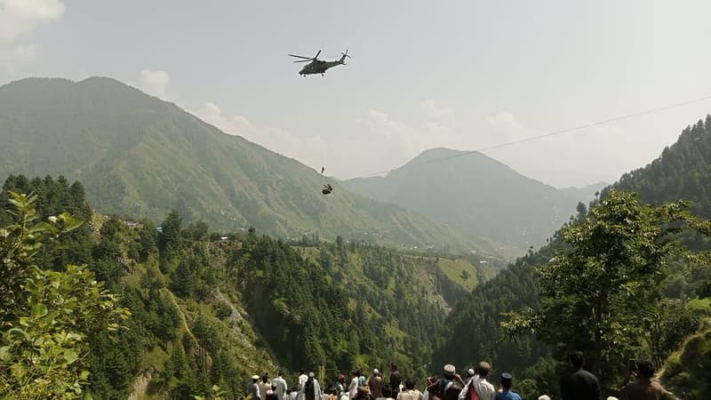 Un hélicoptère tente de secourir les 8 occupants d'une cabine de téléphérique artisanale, bloqués à plus de 300 mètres d'altitude