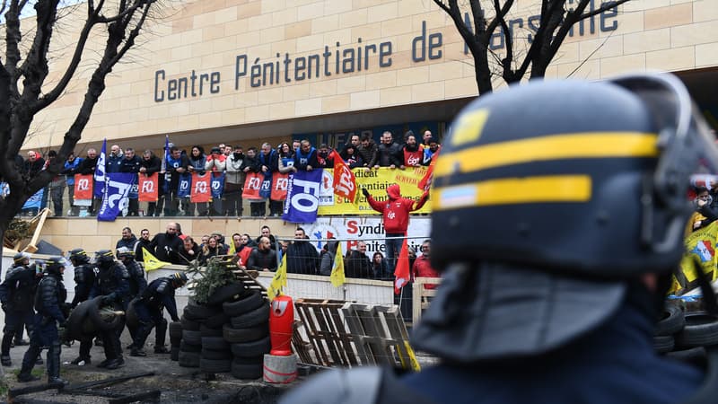 Des CRS tentent de libérer l'accès à la prison des Baumettes, le 24 janvier 2018 à Marseille.