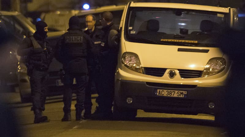 Les forces de l'ordre lors de la perquisition menée, dans la nuit de jeudi à vendredi, à Argenteuil.