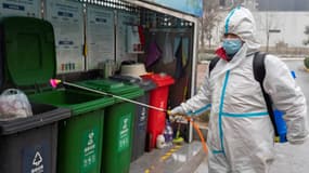 Un agent désinfectant une zone avant la fin du confinement à Xian, en Chine, le 23 janvier 2022