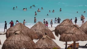 Des personnes se baignent sur une plage de Cancun, au Mexique, le 3 juillet 2024.