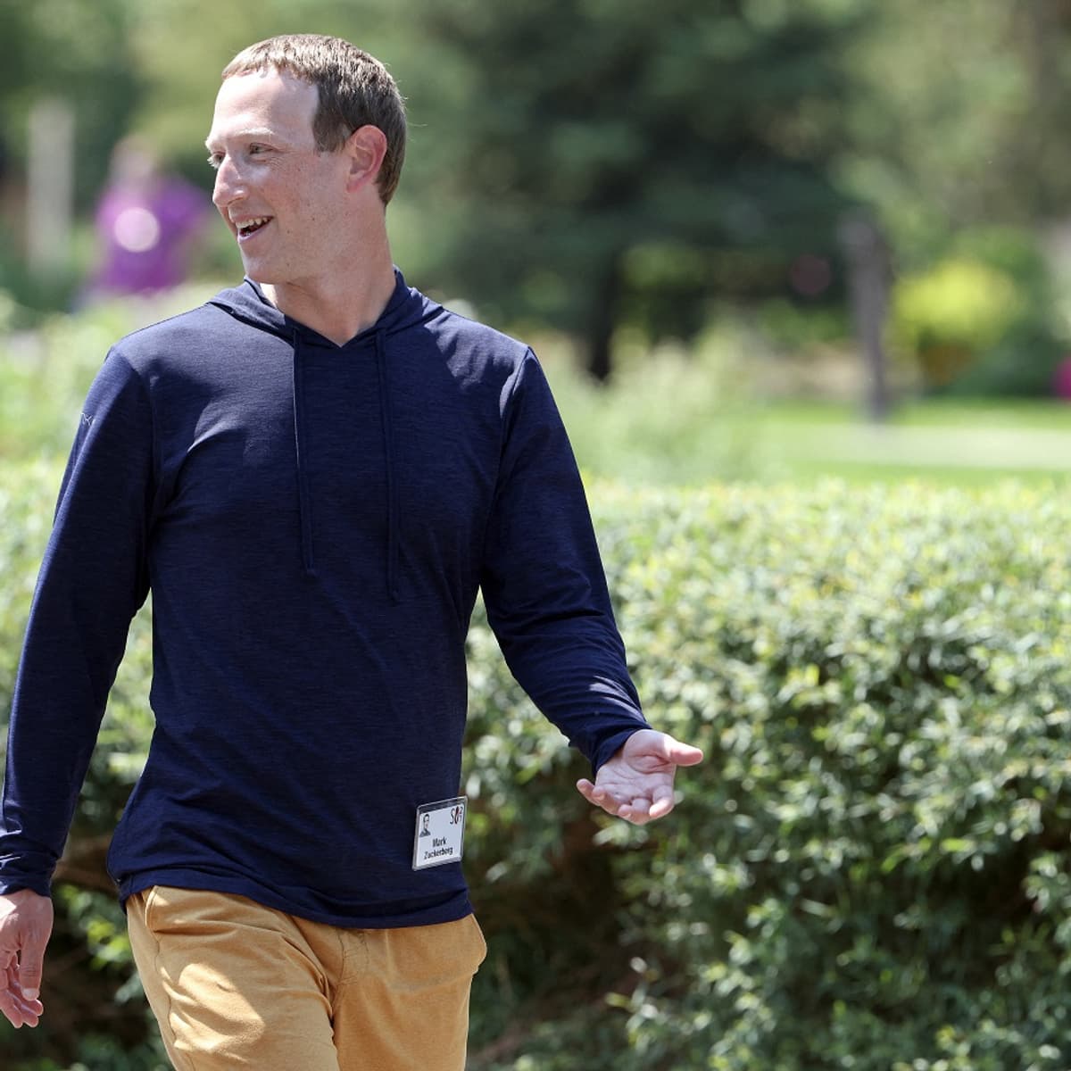 Pour les 20 ans de Facebook, Mark Zuckerberg a envoyé un de ses vieux  sweats à capuche à un fan