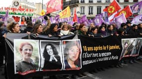 Banderole avec les photos de Sakine Cansiz, Fidan Dogan et Leyla Saylemez, tuées dans la nuit du 9 au 10 janvier à Paris, lors d'une manifestation leur rendant hommage, à Paris le 7 janvier 2022 