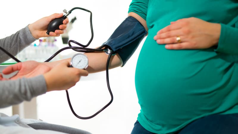 Il arrive qu’une femme enceinte, notamment lors de sa première grossesse, développe une hypertension artérielle spécifique.