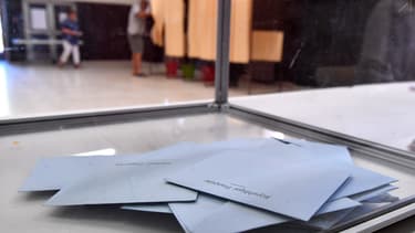 Des bulletins de vote dans une urne, lors du second tour des élections législatives le 18 juin 2017.