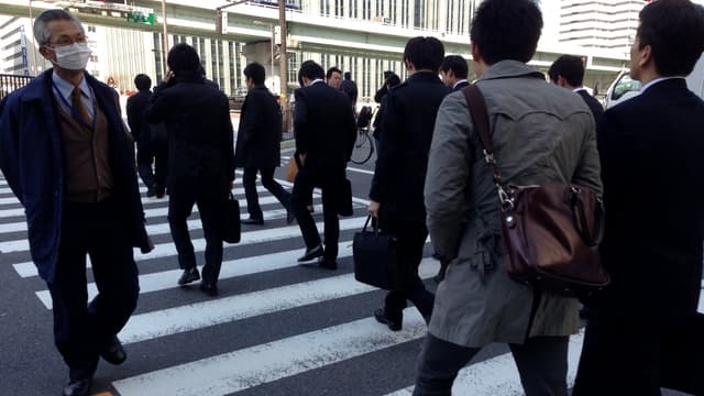 Au Japon le travail tue, à tel point que le gouvernement et les entreprises tentent d'alléger les journées des salariés.