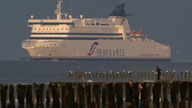 Nicolas Sarkozy a réuni lundi matin à l'Elysée les principaux ministres concernés par le dossier de la compagnie maritime SeaFrance, en liquidation judiciaire. /Photo prise le 29 octobre 2011/REUTERS/Pascal Rossignol