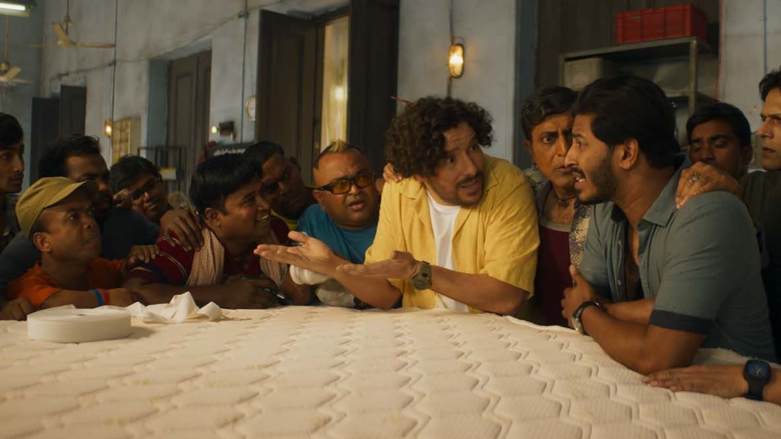 Redouane Bougheraba (au centre) dans le film "Délocalisés"