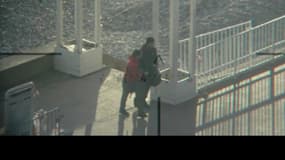 Filmé à son insu et qualifié de "barbu" dans le film "Sentinelle" sur Netflix, il porte plainte