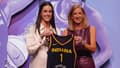 La basketteuse Caitlin Clark avec Cathy Engelbert, commissionner WNBA, à New York le 15 avril 2024