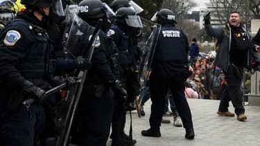 Des partisans de Trump face à la police devant le Capitole de Washington, le 6 janvier 2021