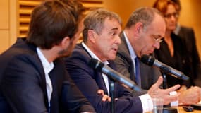 Jean-Pierre Dartevelle, au centre de la photo, lors d'une conférence de presse, le 18 septembre 2015
