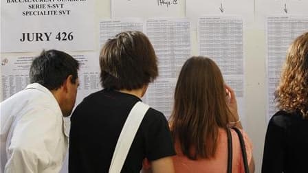 Le ministre de l'Education Luc Chatel se dit prêt à adapter le baccalauréat, sans le révolutionner, en complétant l'examen national d'un contrôle en cours de formation ou d'un contrôle continu. /Photo prise le 5 juillet 2011/REUTERS/Stéphane Mahe