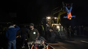 Des agriculteurs à bord d'au moins 200 tracteurs bloquent la rocade de Bordeaux, le 24 janvier 2023.