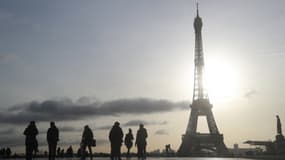 Le soleil et la Tour Eiffel - Image d'illustration