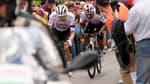 Jhonatan Narváez (Ineos) à la lutte avec Tadej Pogacar (UAE) sur la première étape du Giro, 4 mai 2024