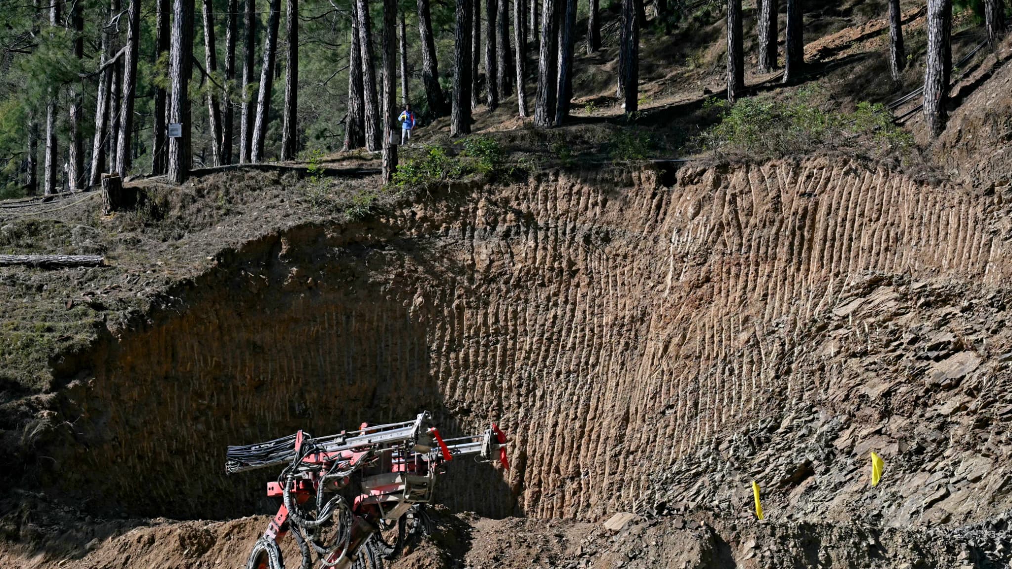 Le site de forage d'un puits vertical au-dessus du tunnel routier en construction de Silkyara, quelques jours après son effondrement dans le district d'Uttarkashi de l'État indien de l'Uttarakhand, le 21 novembre 2023.
