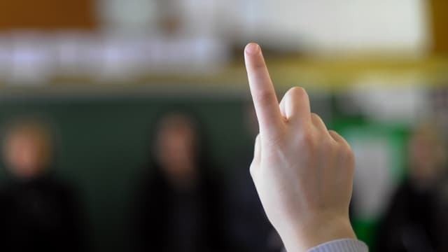 Un élève lève le doigt pour prendre la parole (illustration)