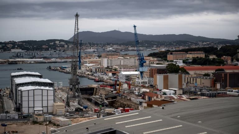 Vue de la base navale de Toulon où un feu s'est déclaré à l'avant du sous-marin nucléaire Perle (c), le 12 juin 2020