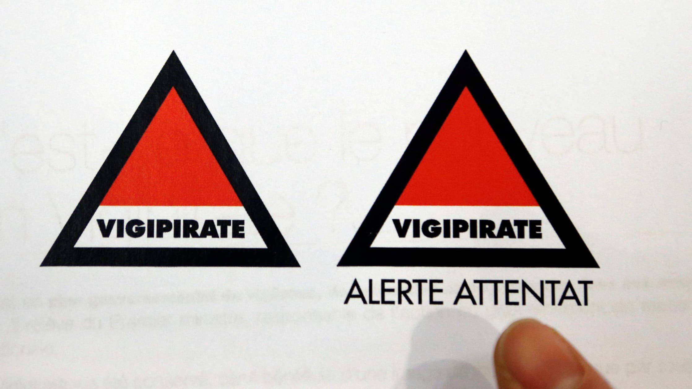 Le nouveau plan va notamment abandonner le fameux code couleurs "rouge", "rouge renforcé" et "écarlate", pour adopter une signalétique avec un triangle rouge à bords noirs.
