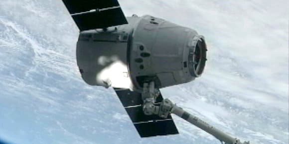 Image de la capsule Dragon SpaceX tirée d’une vidéo filmée depuis la station spatiale internationale le 3 mars 2013 Image de la capsule Dragon SpaceX tirée d’une vidéo filmée depuis la station spatiale internationale le 3 mars 2013