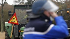 Au cours d'une opération d'évacuation sur le site de Notre-Dame-des-Landes. La "commission de dialogue" destinée à apaiser les tensions autour du projet d'aéroport de Nantes a tenu sa première réunion, vendredi à Paris. Sa mission devrait durer quatre moi