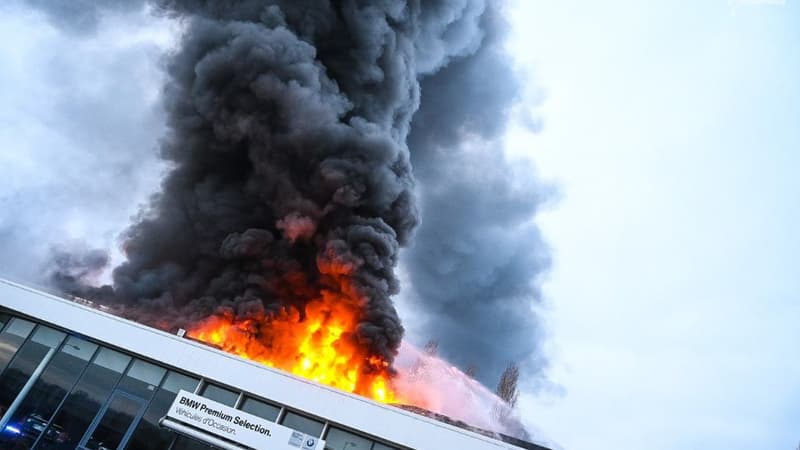 L'incendie de la concession automobile BMW à Chambourcy (Yvelines) a été maîtrisé à 12h30. 